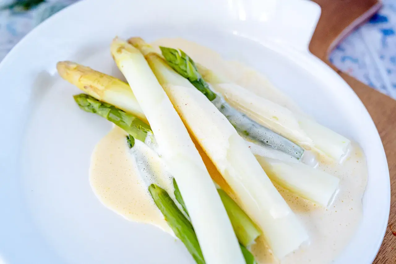 Spargel mit cremiger Sauce, perfekt für ein blitz hollandaise rezept.