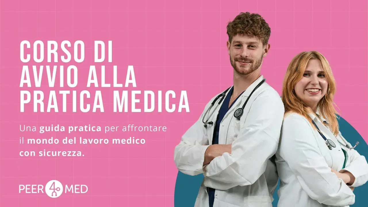 Giovani medici sorridono, pronti per il loro futuro. Il corso "Avvio alla Pratica Medica" li prepara al lavoro ospedaliero.
