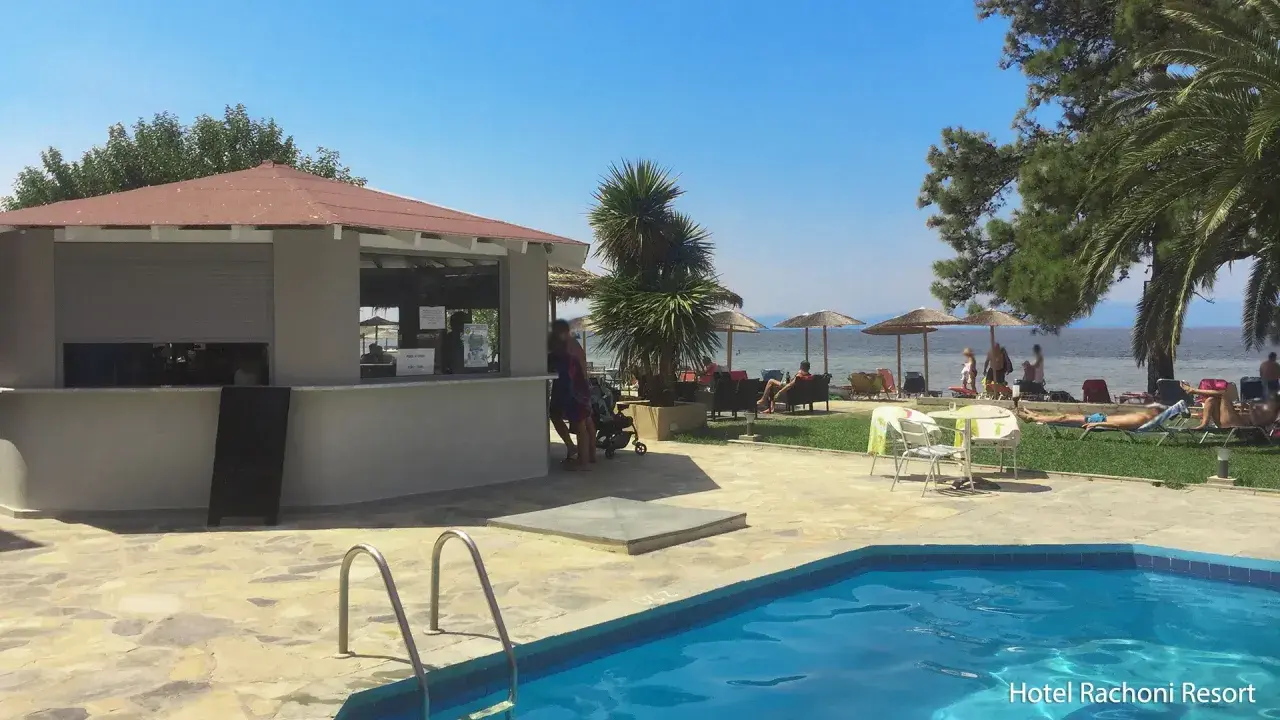 Basen i bar przy plaży w Hotel Rachoni Resort. Słońce, palmy i morze tworzą idealne wakacje.