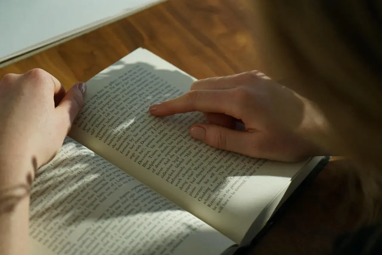 Här ser du hur man skriver en slutsats, med fingret som följer texten i en bok.