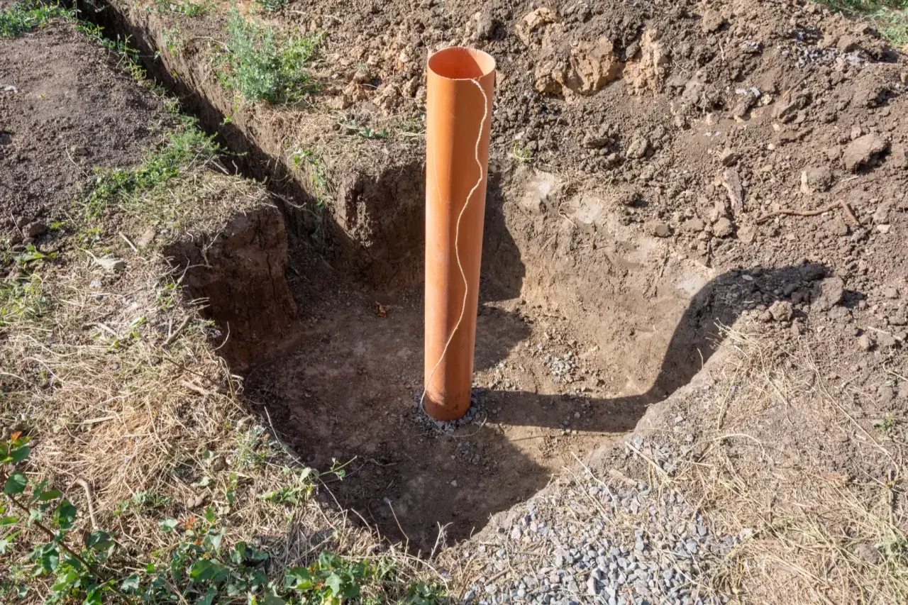 Scavo per pozzo con tubo arancione. Un passo fondamentale per capire come trovare l'acqua per fare un pozzo.