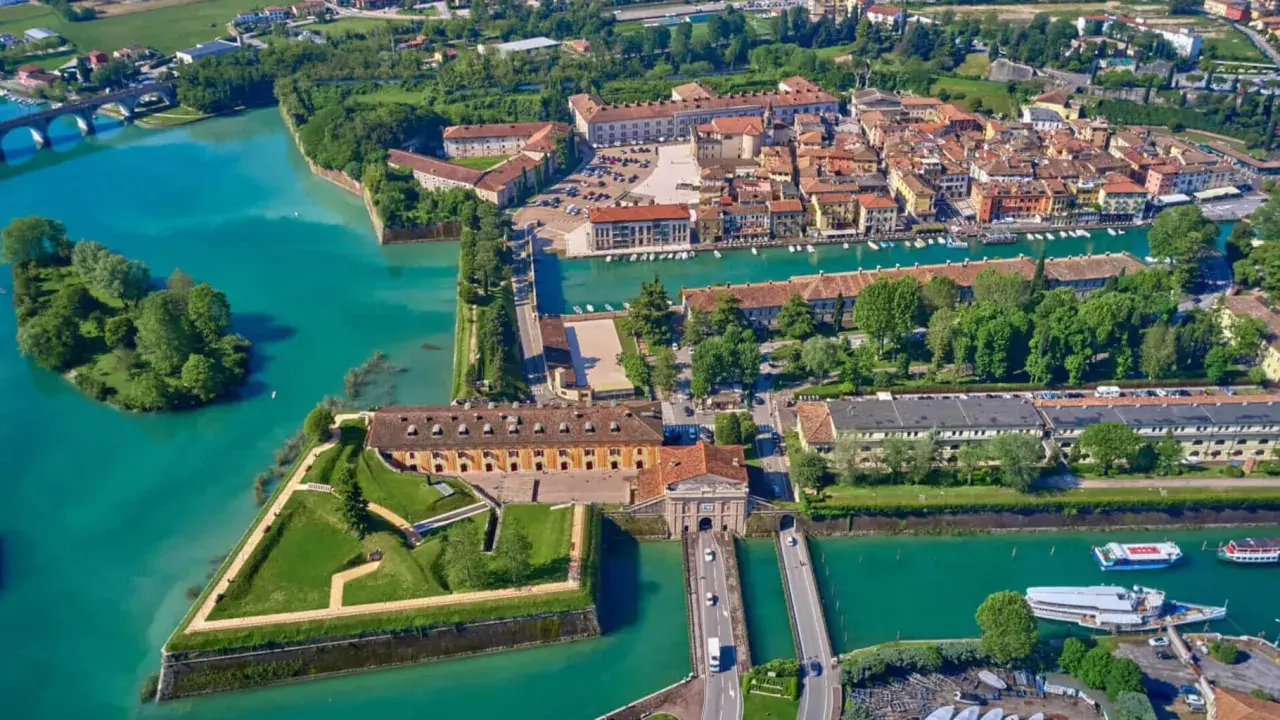 La fortezza di Peschiera del Garda vista dall'alto, con le sue mura pentagonali e le acque turchesi del lago.