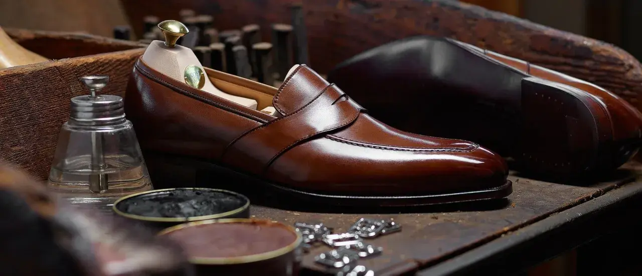 Un élégant mocassin en cuir marron, prêt à être lustré. Ce type de mocassin est un classique intemporel.