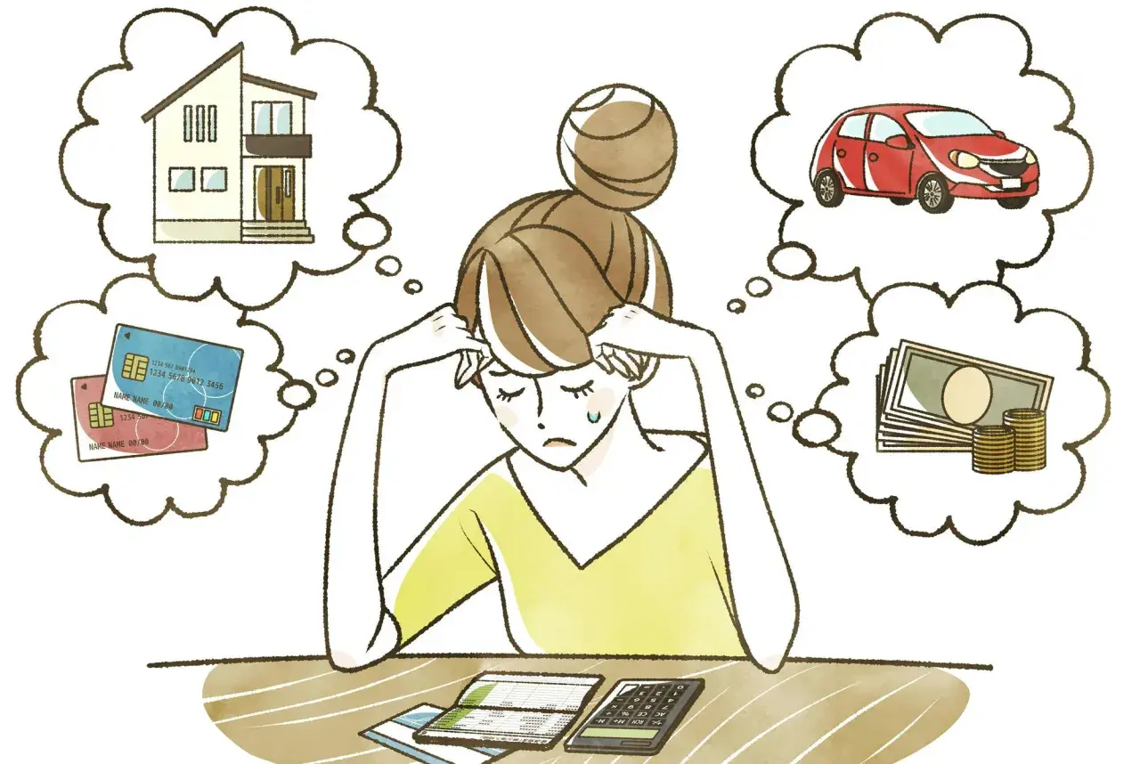 En kvinna med händerna på huvudet tänker på hus, bil, kreditkort och pengar. Hon upplever ekonomisk stress.