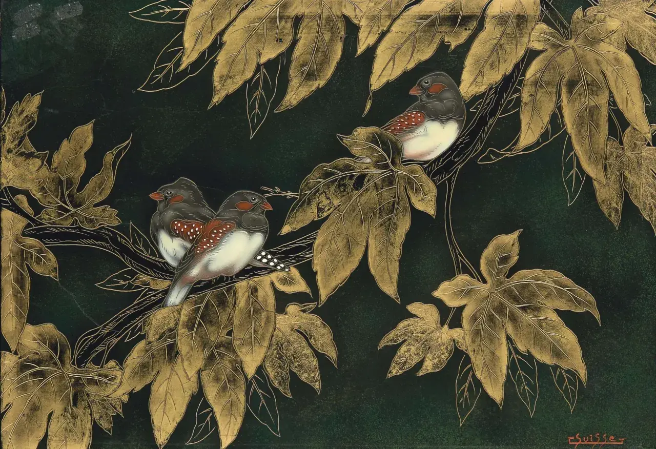 Trois oiseaux aux plumes grises et blanches, ornés de taches rouges, se posent sur une branche parmi des feuilles dorées. L'œuvre évoque un style Gaston Suisse.