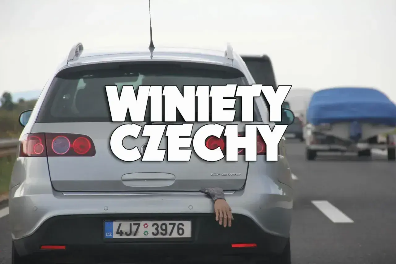 Ręka wystająca z bagażnika samochodu na autostradzie w Czechach. Napis "Winiety Czechy" sugeruje podróż.