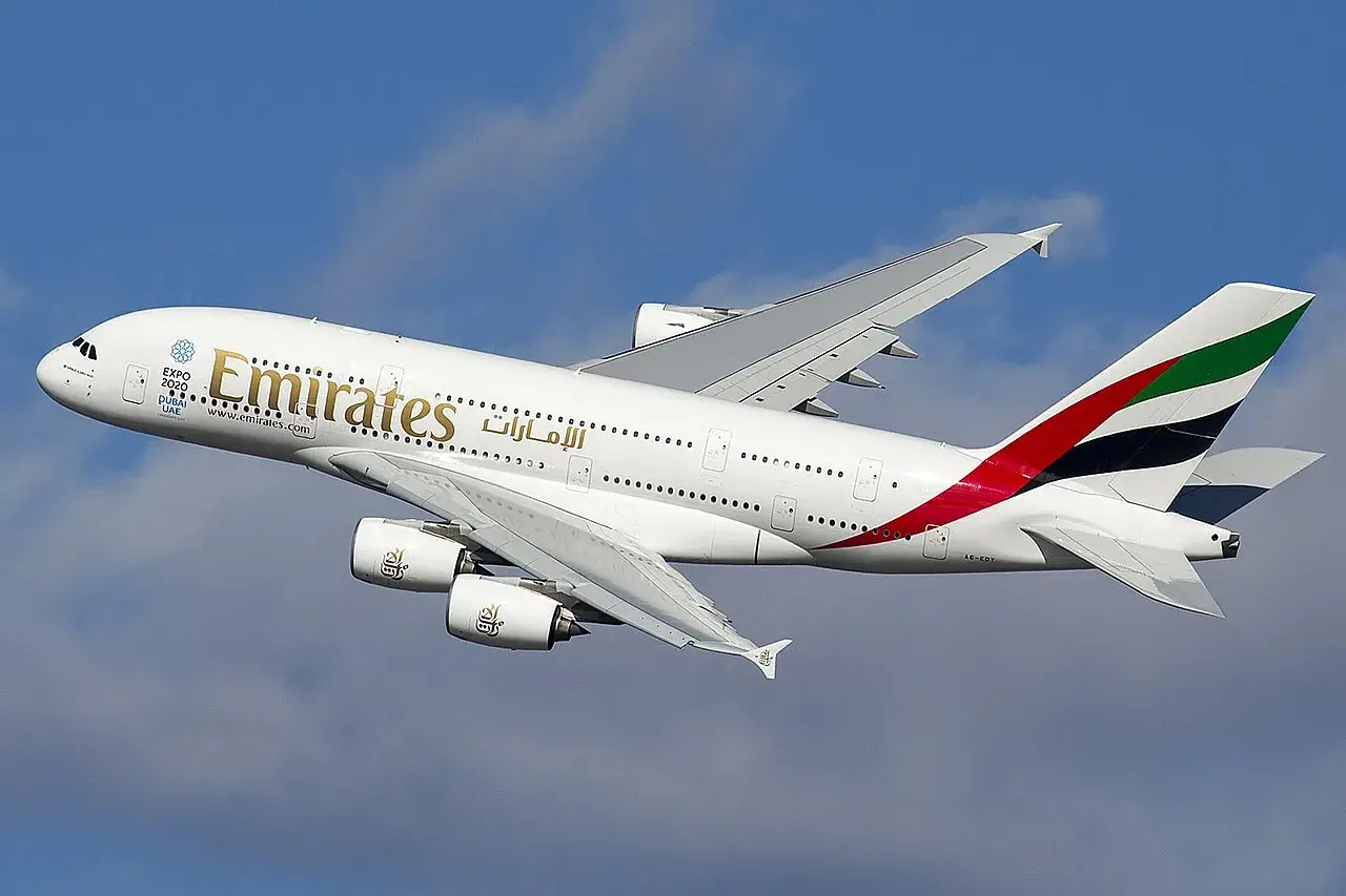 Airbus A380 Emirates w locie. Zastanawiasz się, airbus a380 ile miejsc? Ten gigant zabiera setki pasażerów.