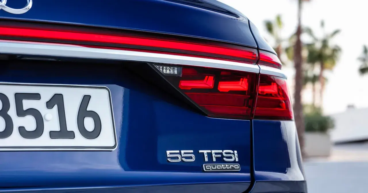 Niebieskie Audi z oznaczeniami silników 55 TFSI quattro.