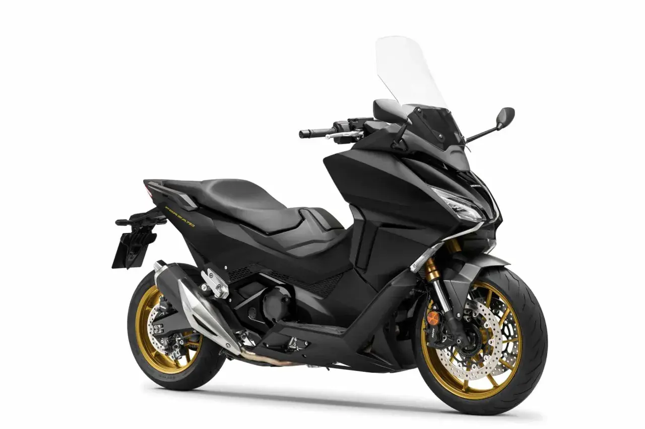 Scooter negro Honda Forza 750, ideal para conocer su ficha técnica. Destacan sus llantas doradas y diseño deportivo.