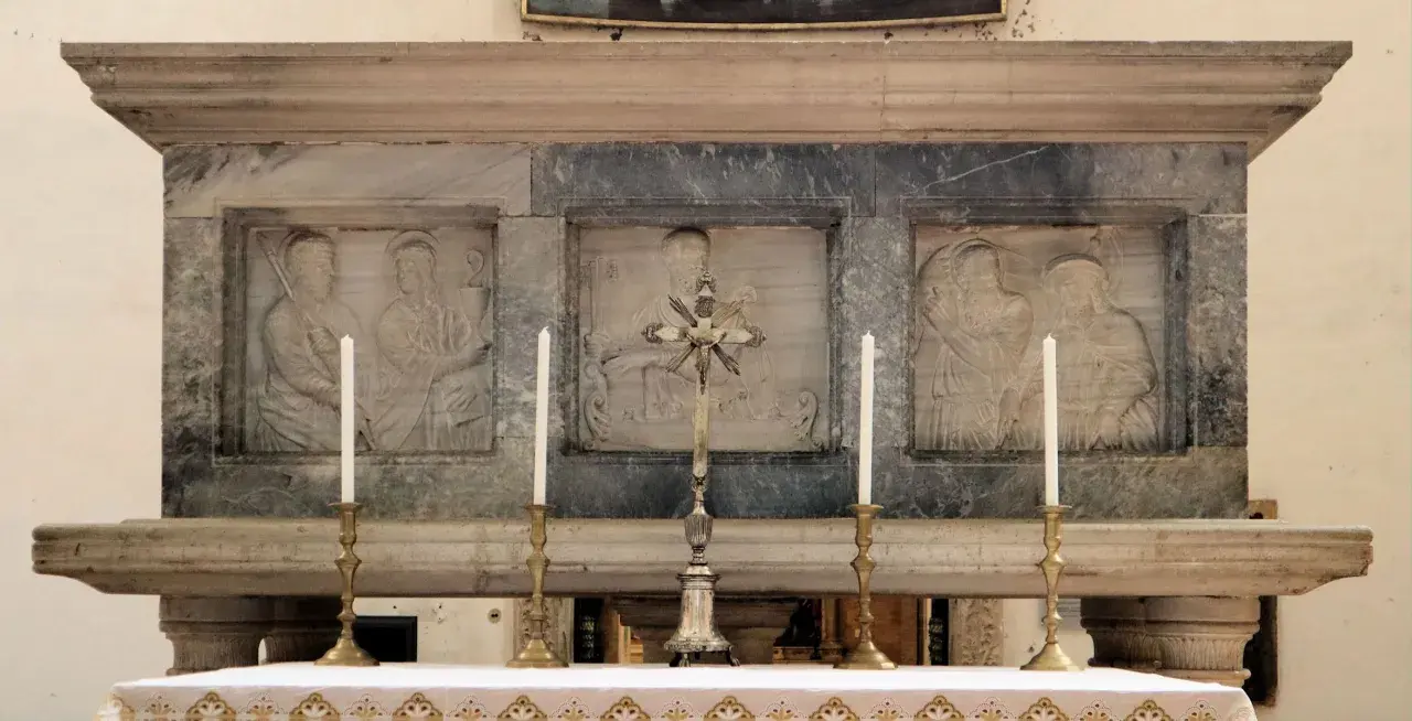 Marmorrelief mit Aposteln, Kreuz und Kerzen. Die Bedeutung von Matthias als Apostel wird hier durch seine Darstellung im Zentrum hervorgehoben.