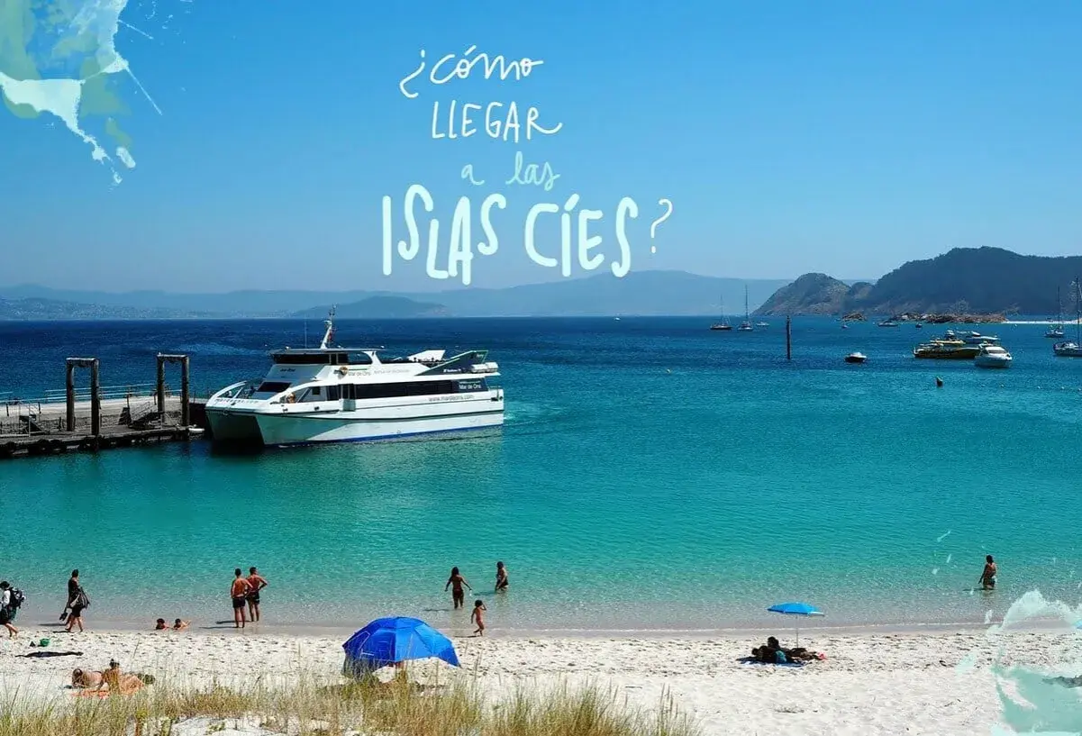 ¿Cómo ir a las Islas Cíes? Un ferry espera en un muelle, mientras gente disfruta de la playa y el mar turquesa.