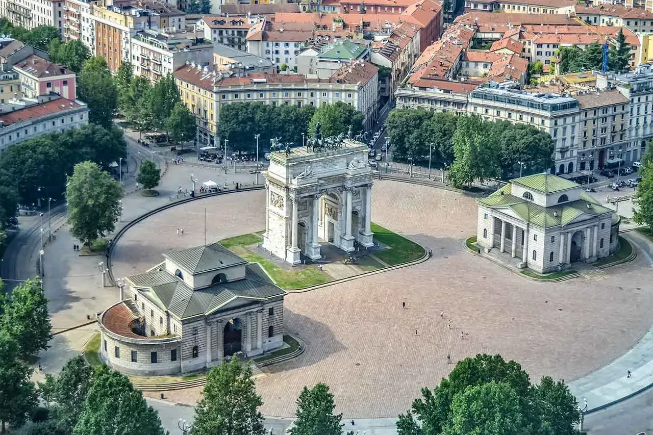 Widok z góry na Piazza Sempione w Mediolanie, z Łukiem Triumfalnym i dwoma pawilonami. Wspaniałe punkty widokowe Mediolanu.