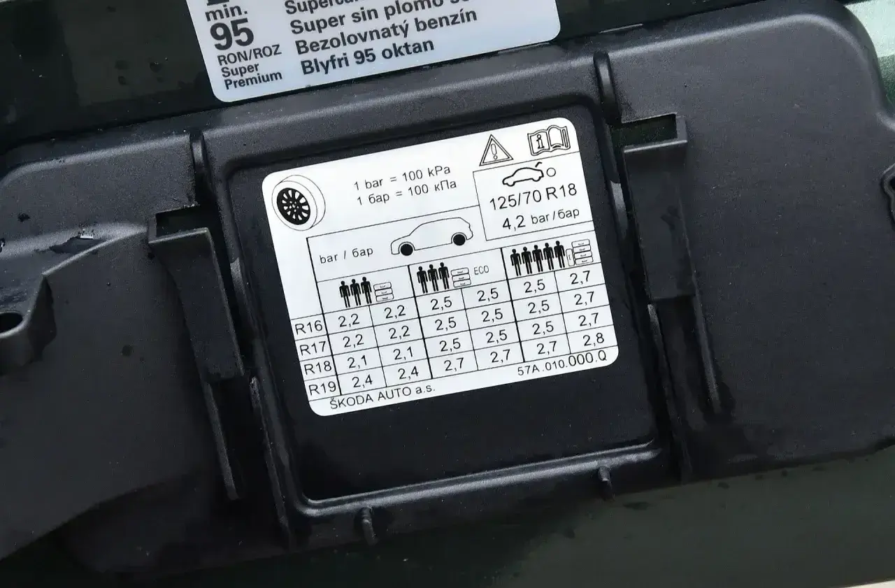 Naklejka informuje, jakie ciśnienie w oponach 225/40 r18 jest zalecane dla różnych obciążeń.