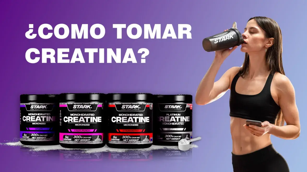 Mujer bebe creatina de un shaker Stark. Varios envases de creatina Stark en primer plano.