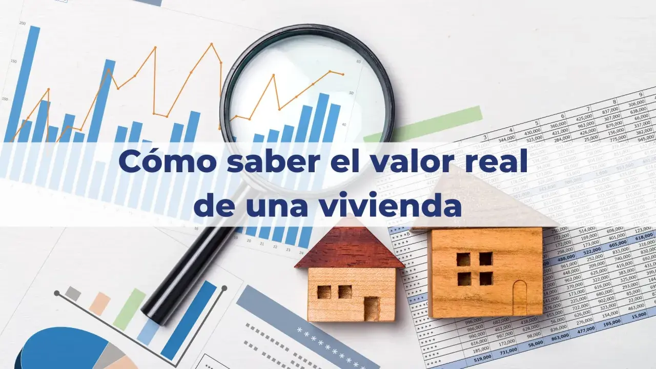 Gráficos, lupa y casas de madera sobre tablas de datos. Averigua cuánto cuesta tasar una vivienda para conocer su valor real.