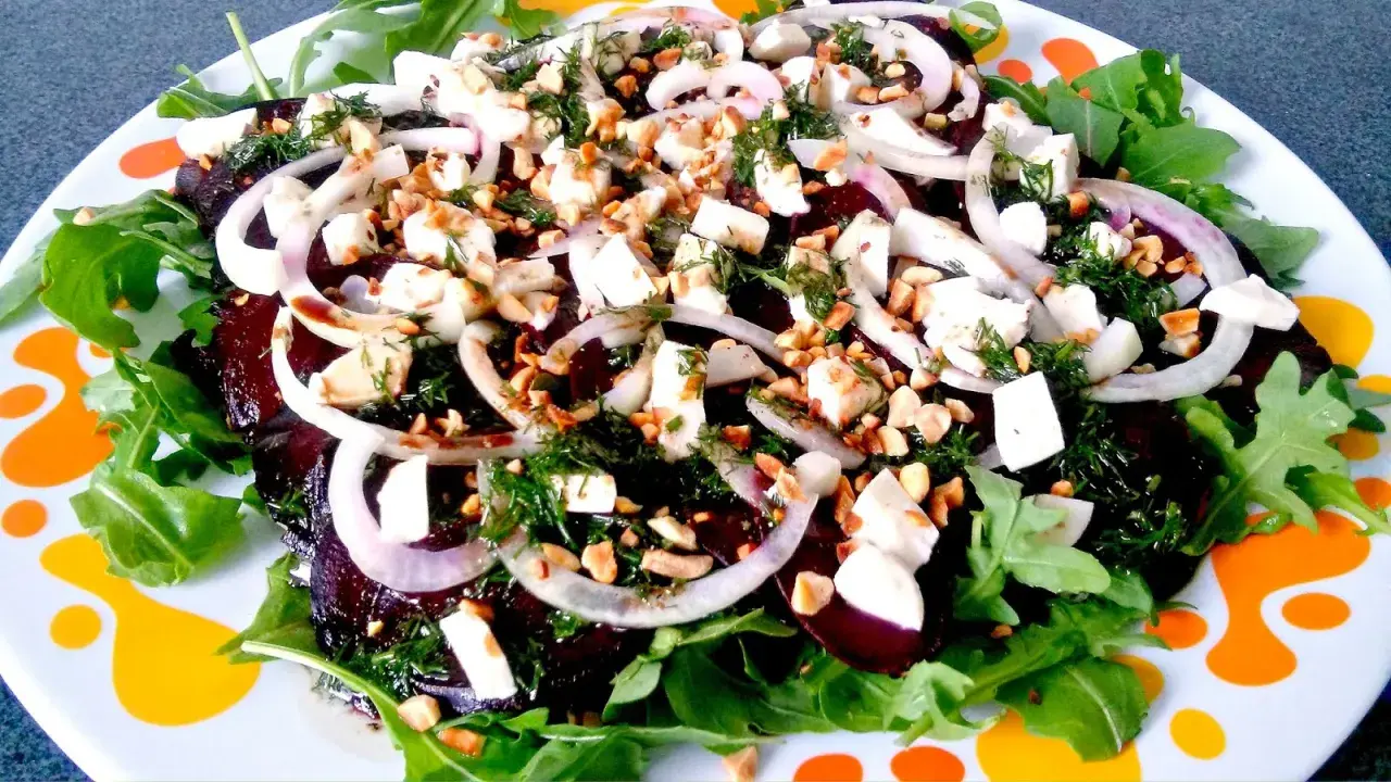 Carpaccio z buraka z fetą, orzechami i sosem. Aromatyczna przystawka, która zachwyca smakiem i wyglądem.