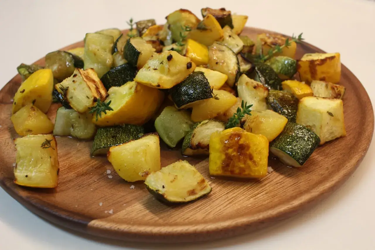 Délicieux légumes rôtis, un mélange de courgettes jaunes et vertes, parfaits pour une recette courgette facile et savoureuse.