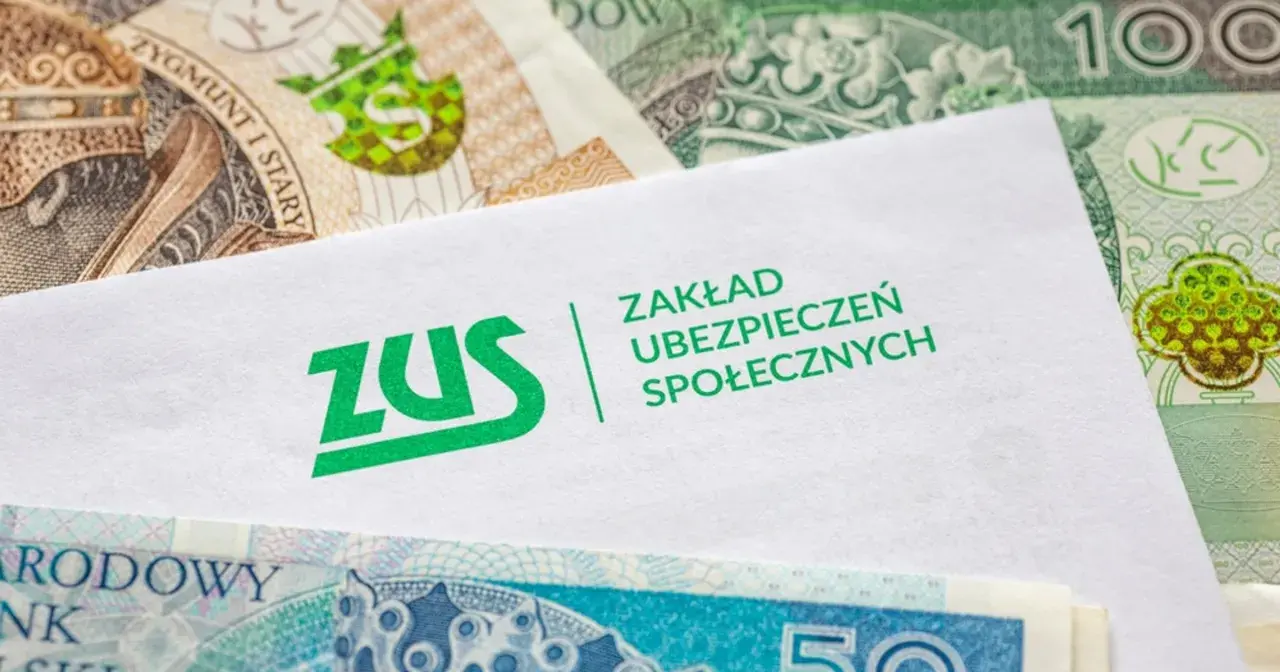 ZUS informuje o świadczeniach. Ile wynosi renta alkoholowa? Polskie banknoty w tle.