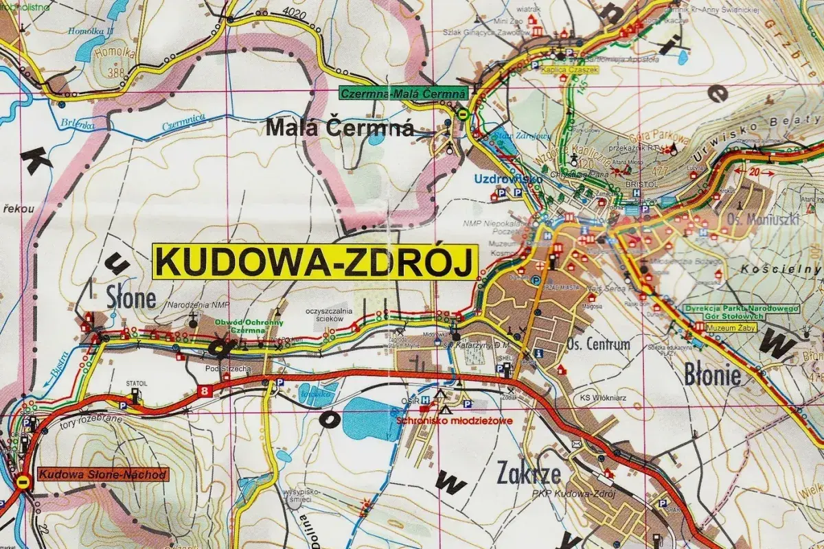 Mapa turystyczna z zaznaczonymi szlakami i miejscowościami, w tym Kudowa-Zdrój. Widoczne góry i doliny.