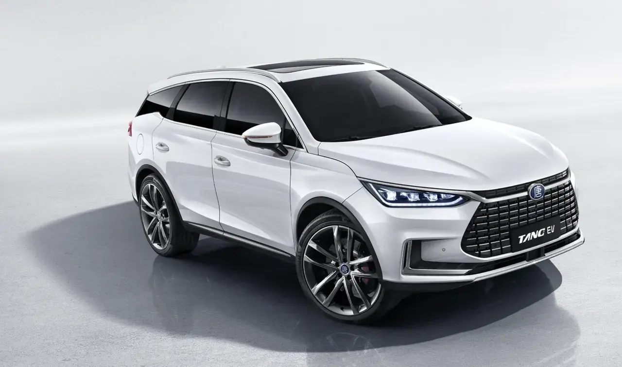 Biały BYD Tang EV, nowoczesny SUV z eleganckimi liniami i sportowymi felgami, gotowy na każdą podróż.