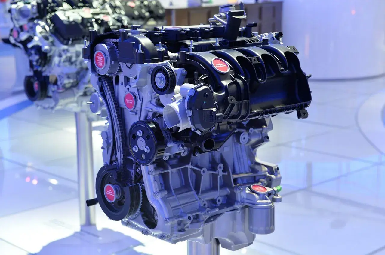 Motor averiado Ford C-Max, necesita revisión inmediata. Detalle de componentes internos y correas.
