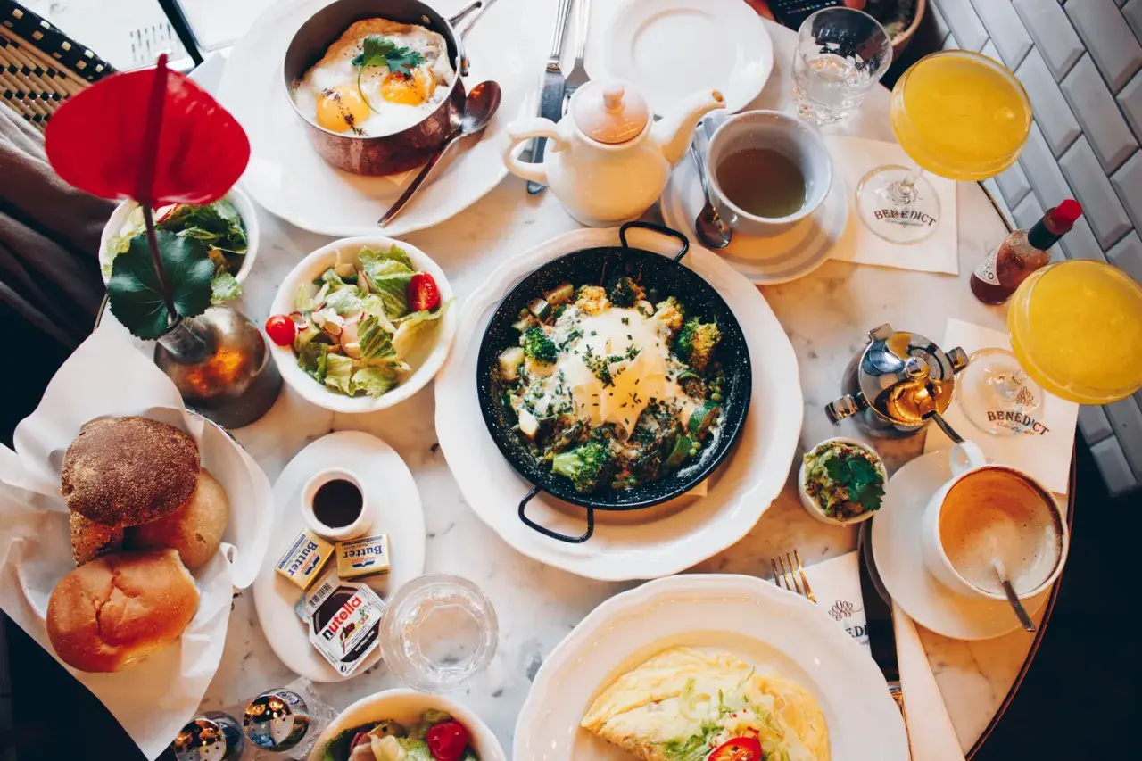 Ein üppiger Osterbrunch in Berlin: Eier, Gemüsepfanne, Salat, Brötchen, Nutella und Kaffee.