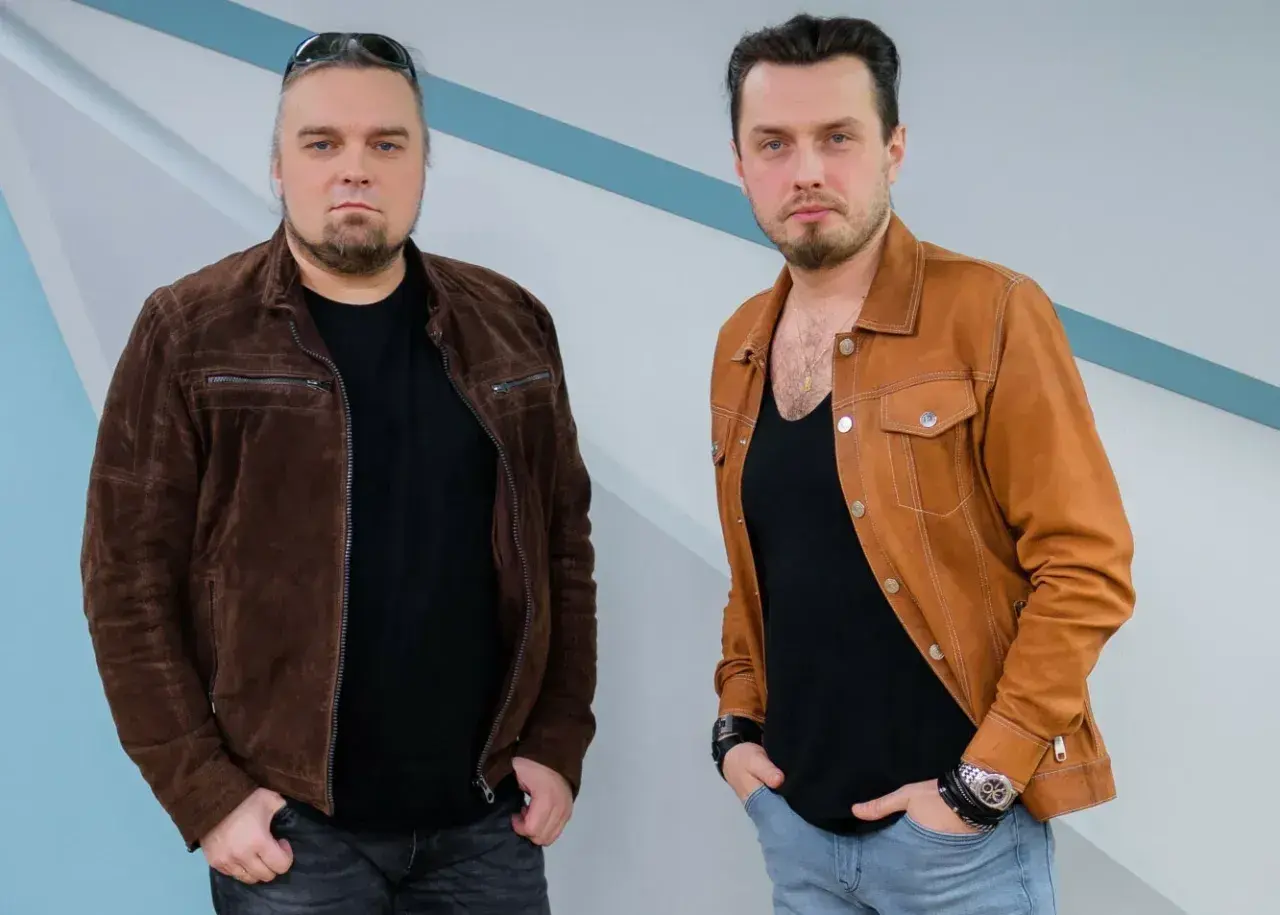 Bracia (zespół muzyczny) członkowie: jeden w brązowej kurtce zamszowej, drugi w karmelowej.