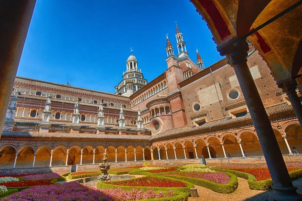 Cortile con giardino fiorito e fontana, parte della Certosa di Pavia, un gioiello della città giardino Pavia.