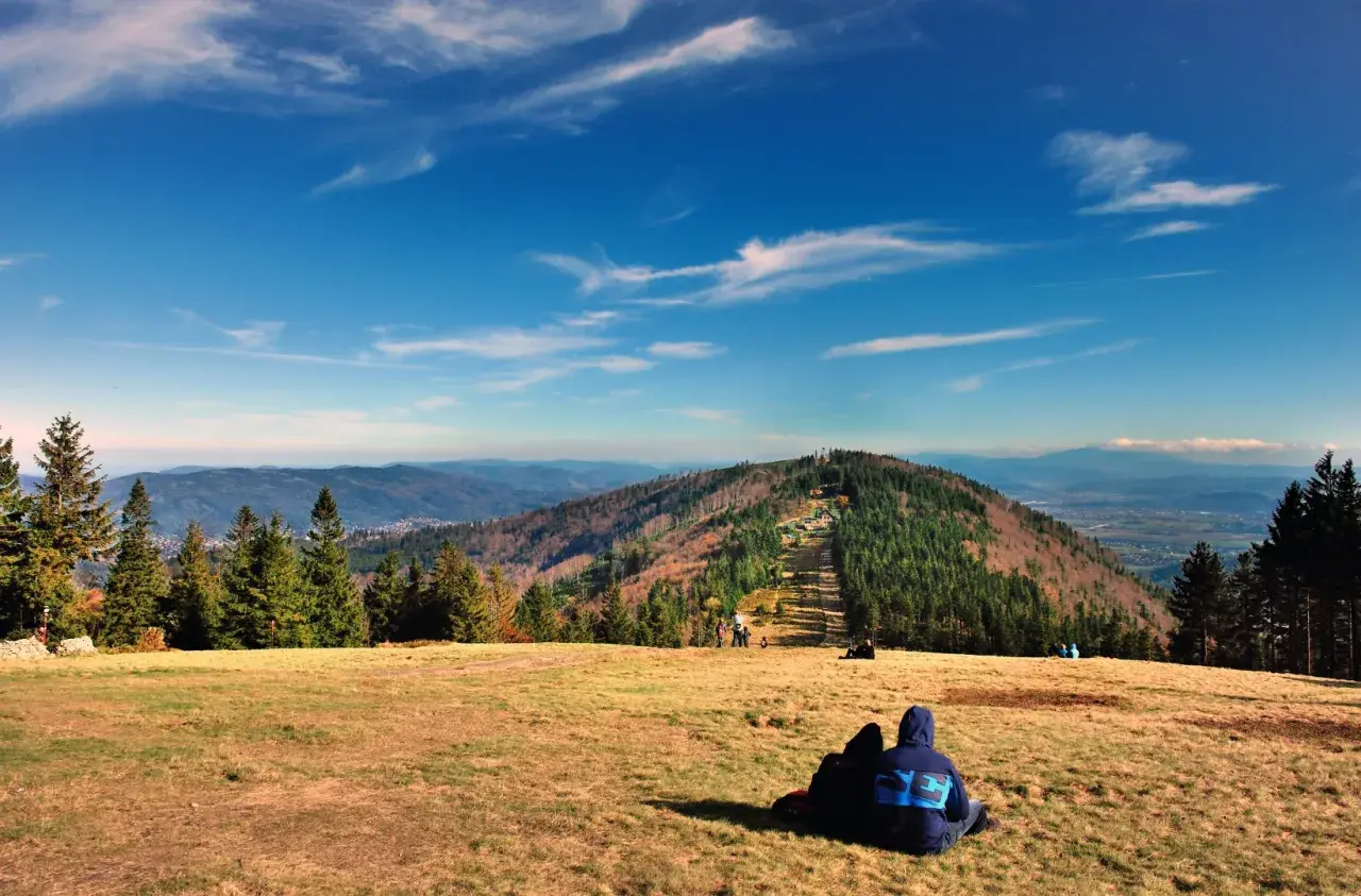 Widok na Beskid Śląski z Dębowca. Bielsko Biała jakie góry oferuje? Piękne, zielone, z widokiem na doliny i inne pasma.