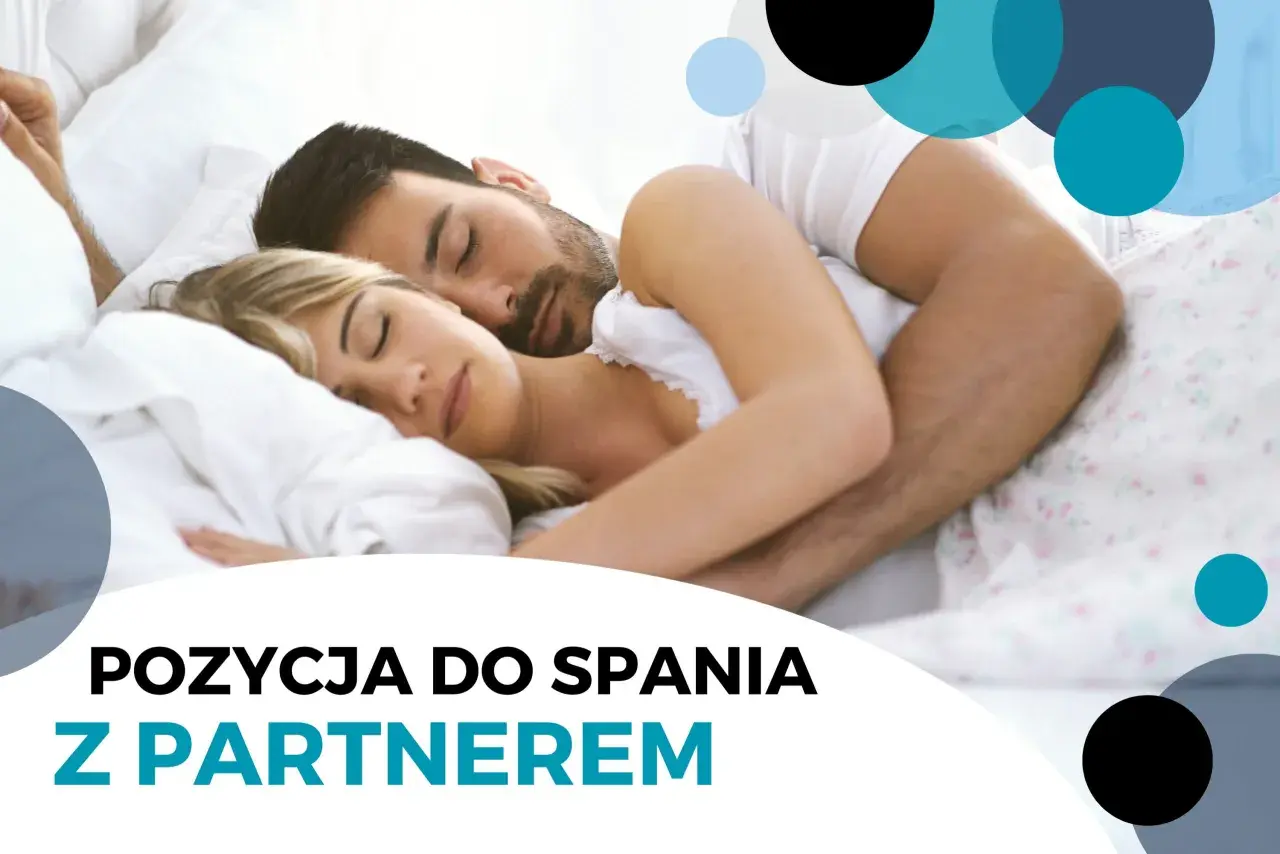 Para śpi przytulona w łóżku, mężczyzna obejmuje kobietę.