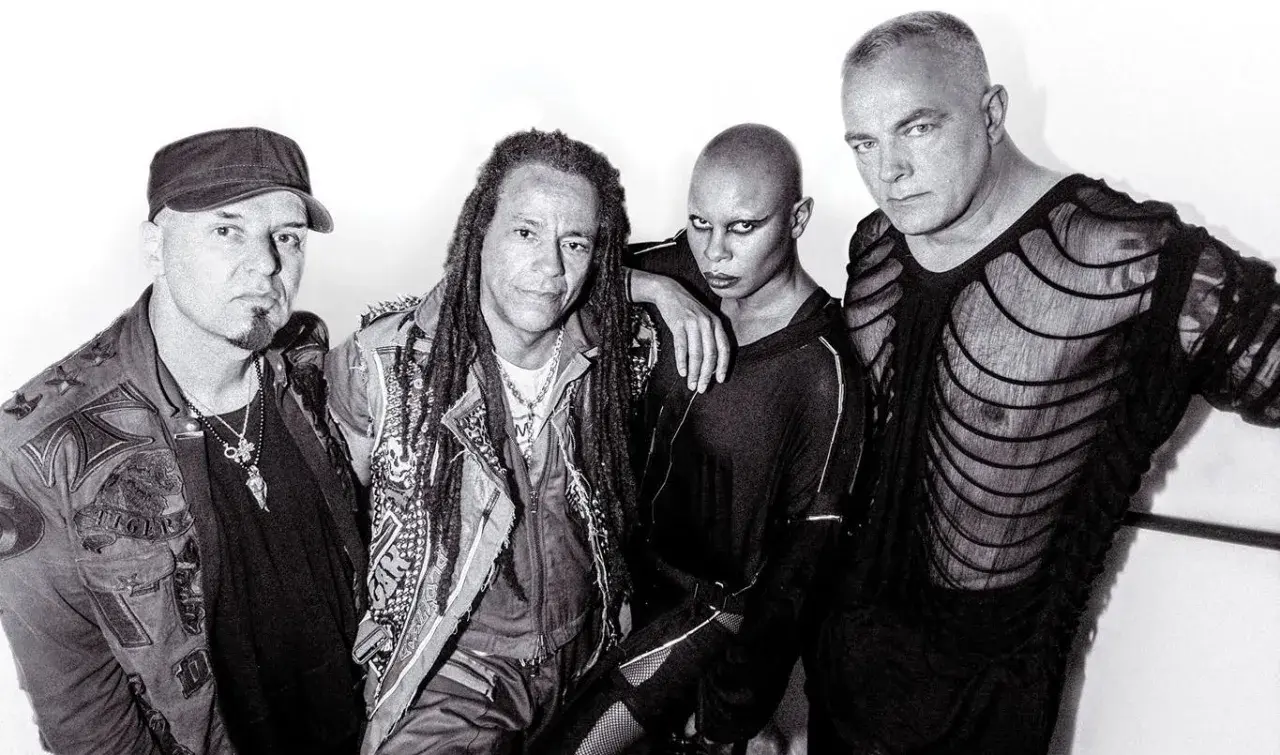 Członkowie zespołu Skunk Anansie, gotowi do wykonania swoich energetycznych utworów.