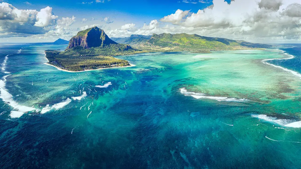 Der unterwasser wasserfall Mauritius, eine optische Täuschung, lässt Sand und Sedimente wie ein riesiger Wasserfall in die Tiefe stürzen.