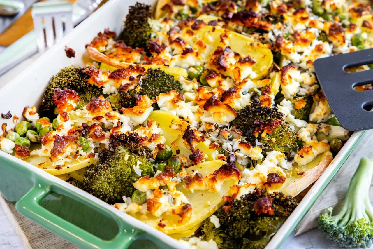 Ein köstlicher vegetarischer Auflauf mit Kartoffeln, Brokkoli und Erbsen, überbacken mit Käse.