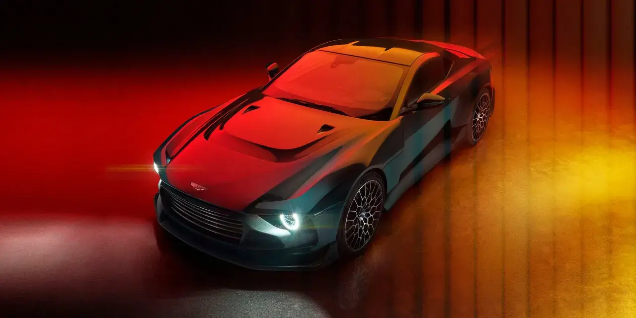 Der Aston Martin Valour, ein Meisterwerk der Ingenieurskunst, glänzt in einem dramatischen Lichtspiel aus Rot und Gelb.