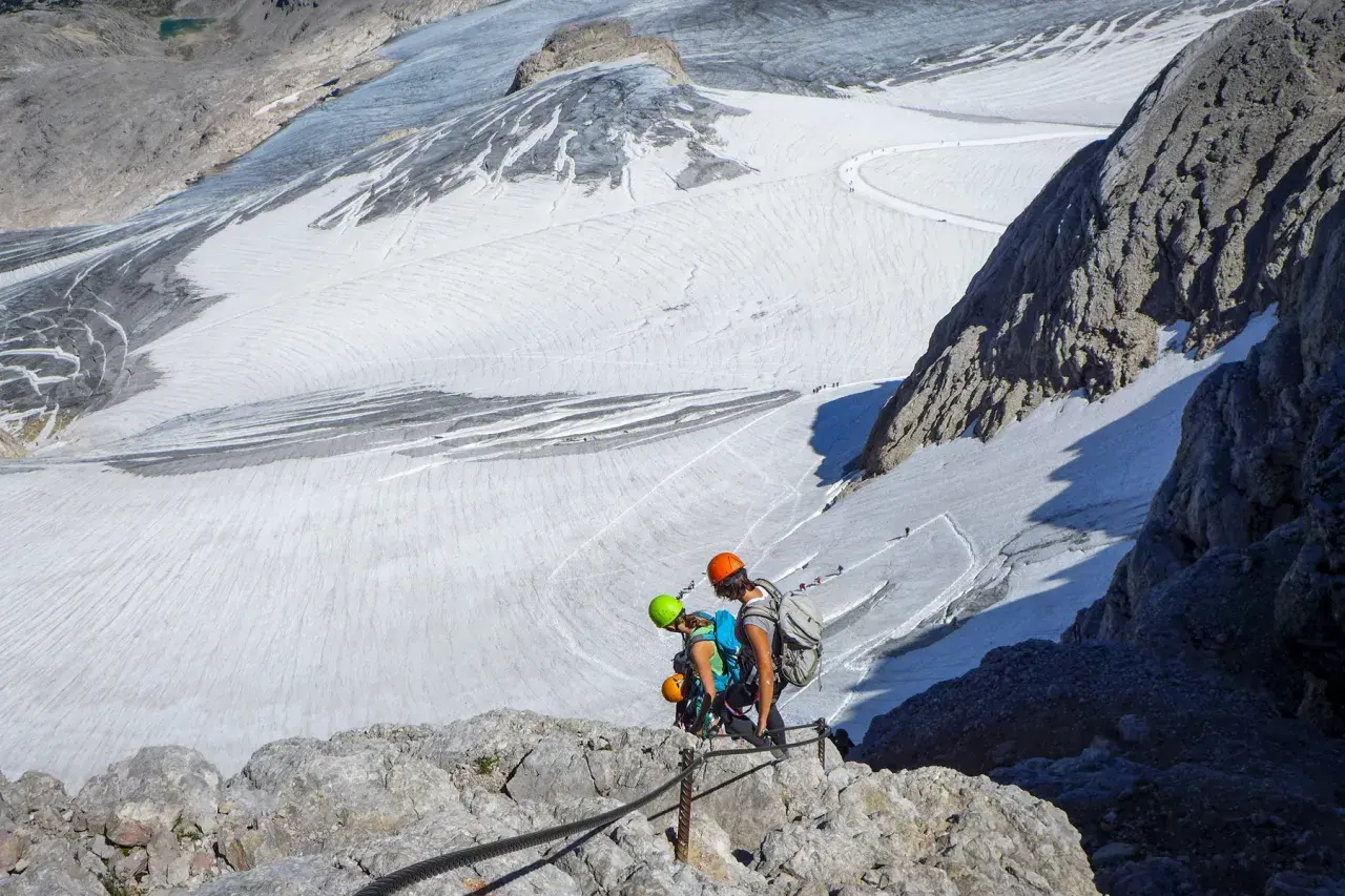 Bergsteiger auf der Dachstein Super Ferrata genießen die Aussicht auf den Gletscher.