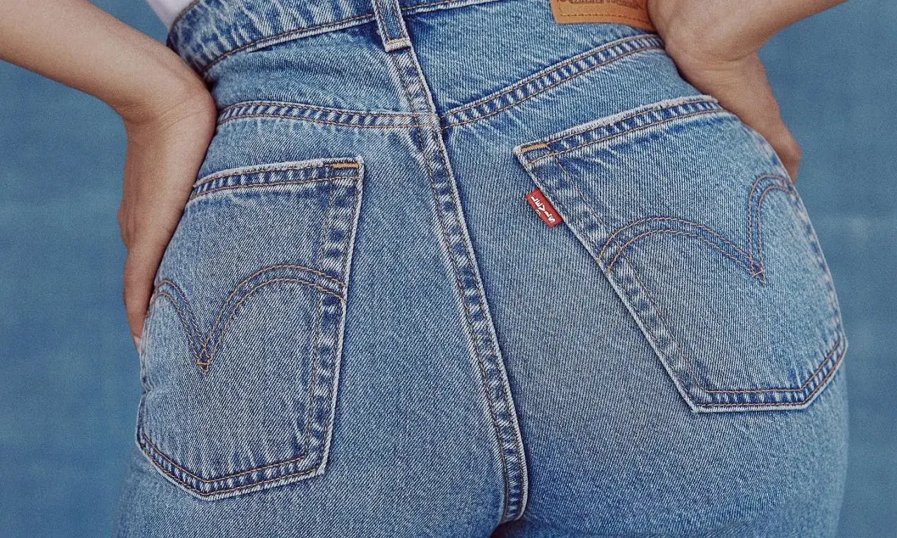 Dopasowane jeansy Levi's, rozmiar w25, z charakterystycznymi kieszeniami i czerwonym logo.