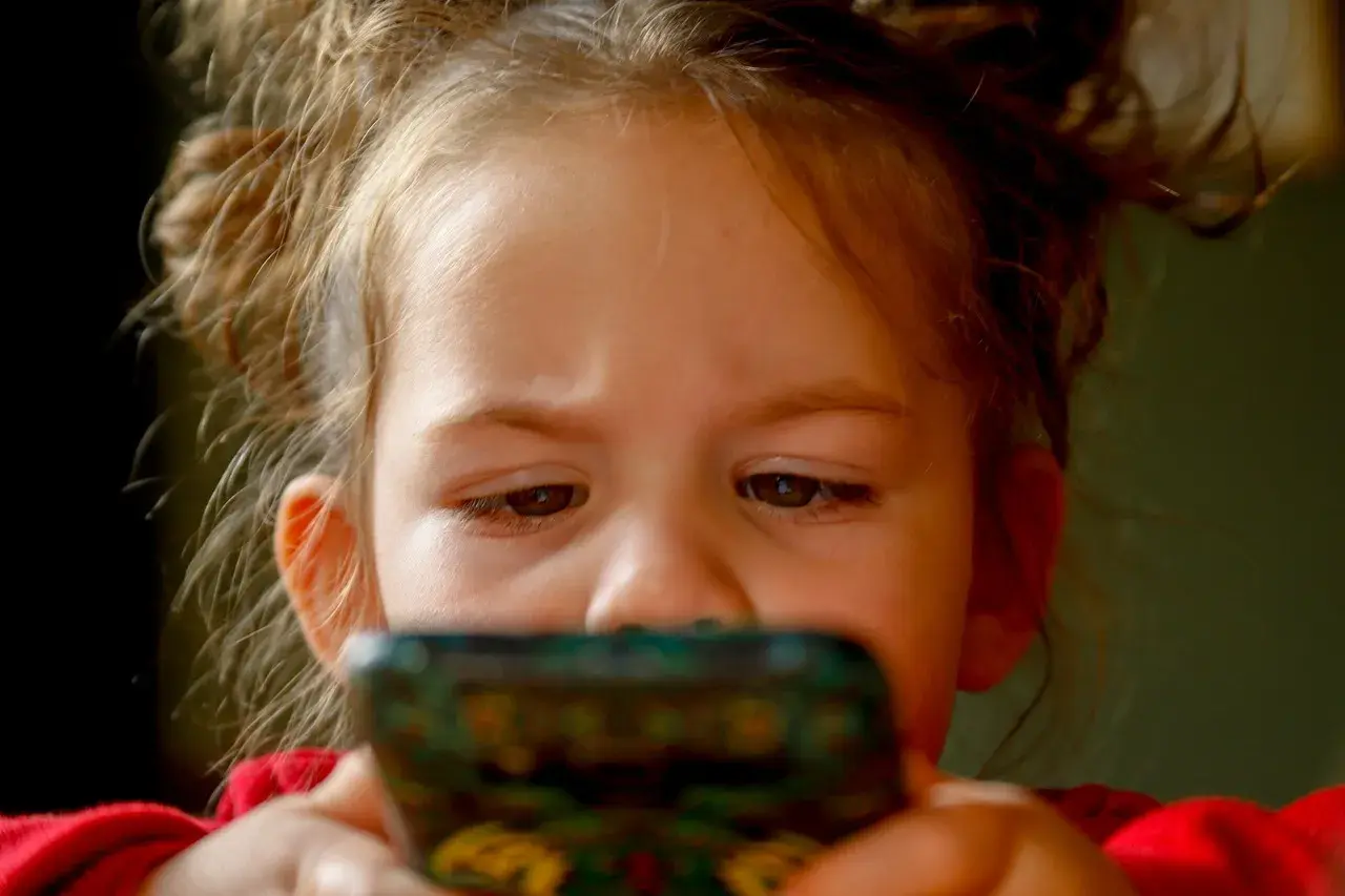 Co bardziej psuje wzrok komputer czy telefon? Sprawdź wpływ na oczy