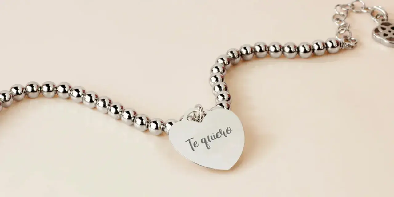 Pulsera de plata con corazón grabado "Te quiero", ideal para frases para grabar en pulseras.