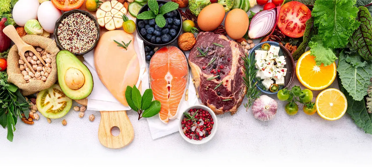 Mięso, ryba, jajka, awokado, warzywa i owoce – idealne składniki na dieta keto jadłospis.