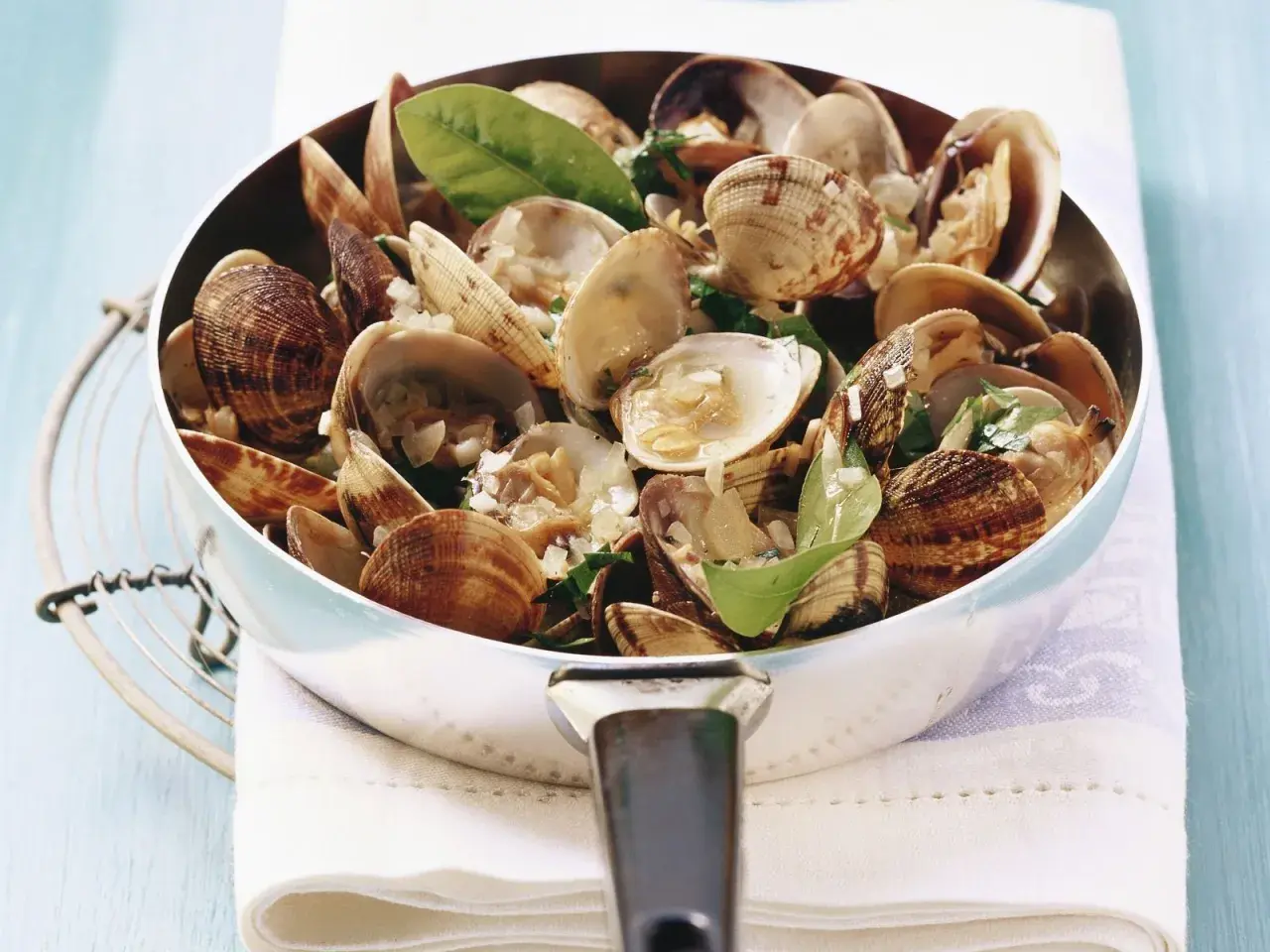 Frisch zubereitete vongole deutsch in einer Pfanne, garniert mit Kräutern und Knoblauch. Ein Genuss!