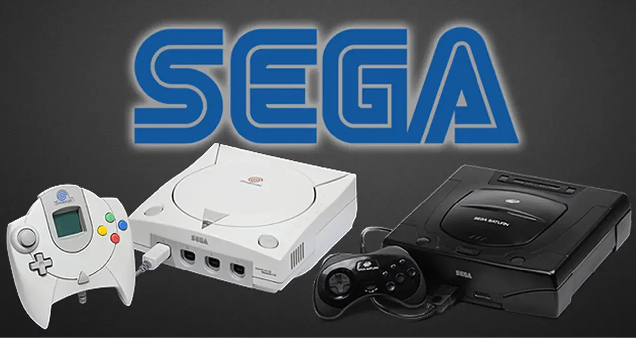 Konsola Sega Saturn i Dreamcast z kontrolerami. Idealne do grania w gry z epoki, nawet na emulatorze Sega Saturn.