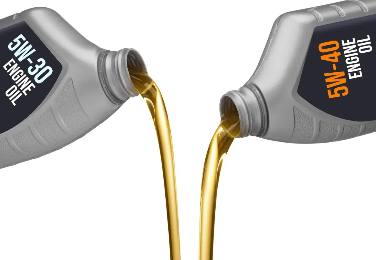 Aceite 5w30 vs 5w40: dos botellas vierten aceite dorado, mostrando la diferencia de viscosidad.