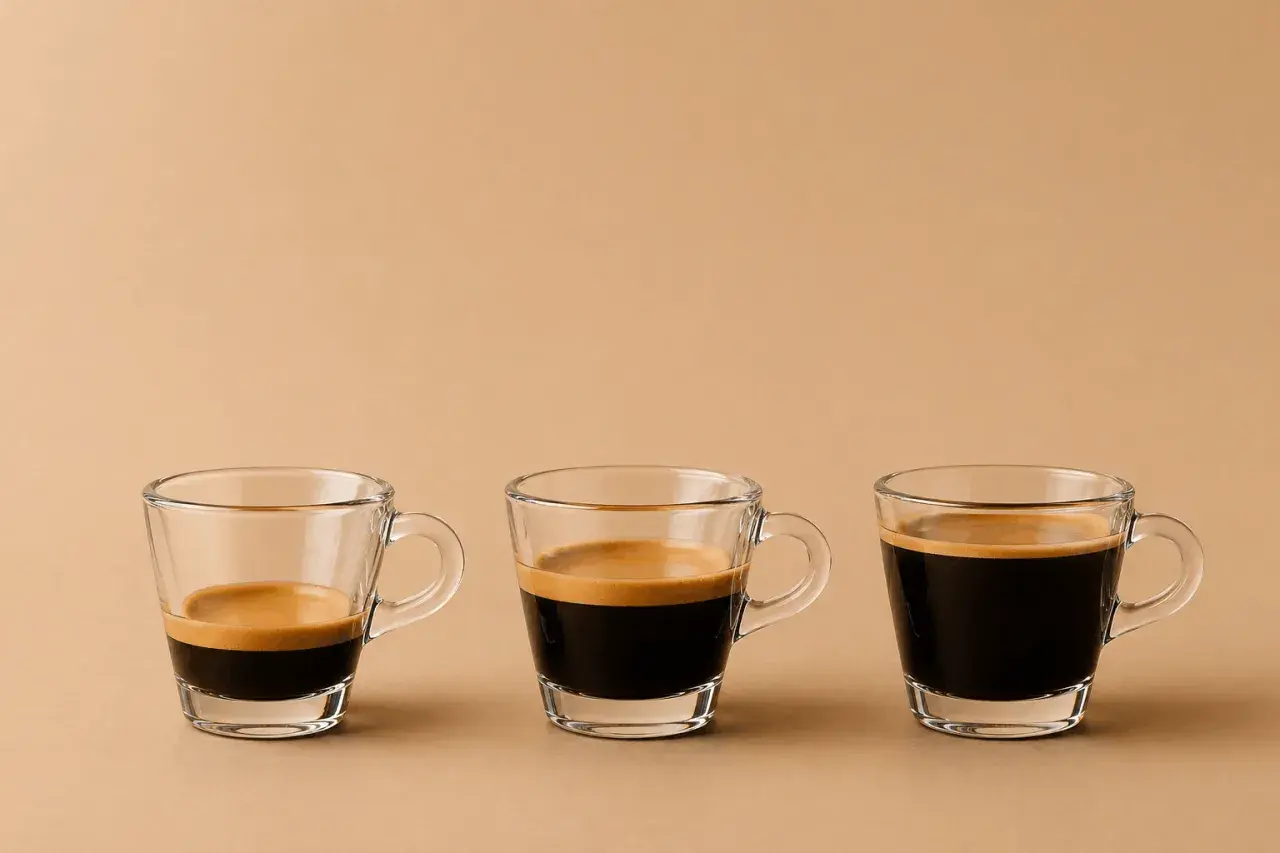 Drei Espressotassen zeigen die Unterschiede: Ein Ristretto ist ein konzentrierter Espresso, weniger Wasser, mehr Geschmack.