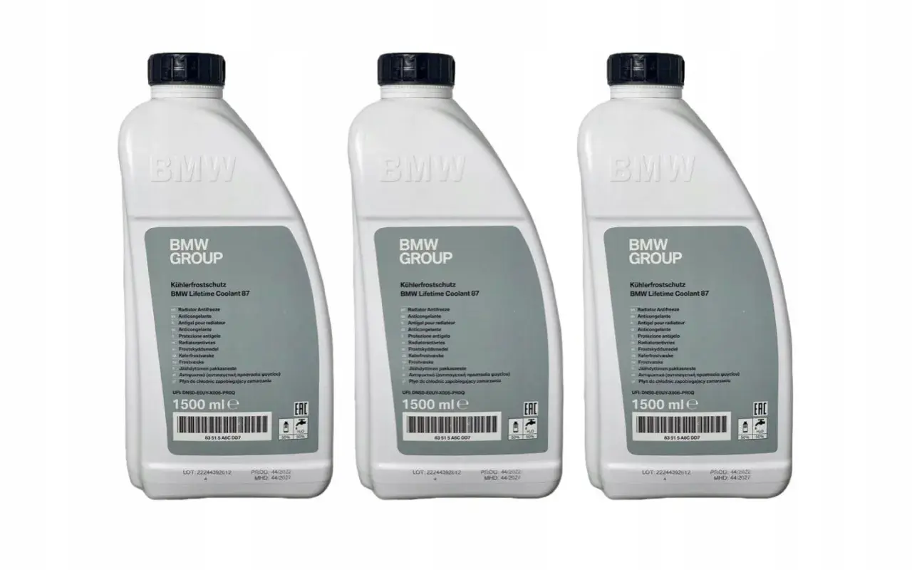 Trzy butelki płynu chłodniczego BMW Lifetime Coolant 87. Płyn do chłodnic zapobiegający zamarzaniu, idealny do BMW.