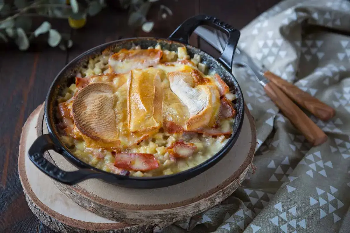 Croziflette gratinée au fromage fondant, lardons et crozets, parfaite pour 6 personnes. Un délice savoyard réconfortant.