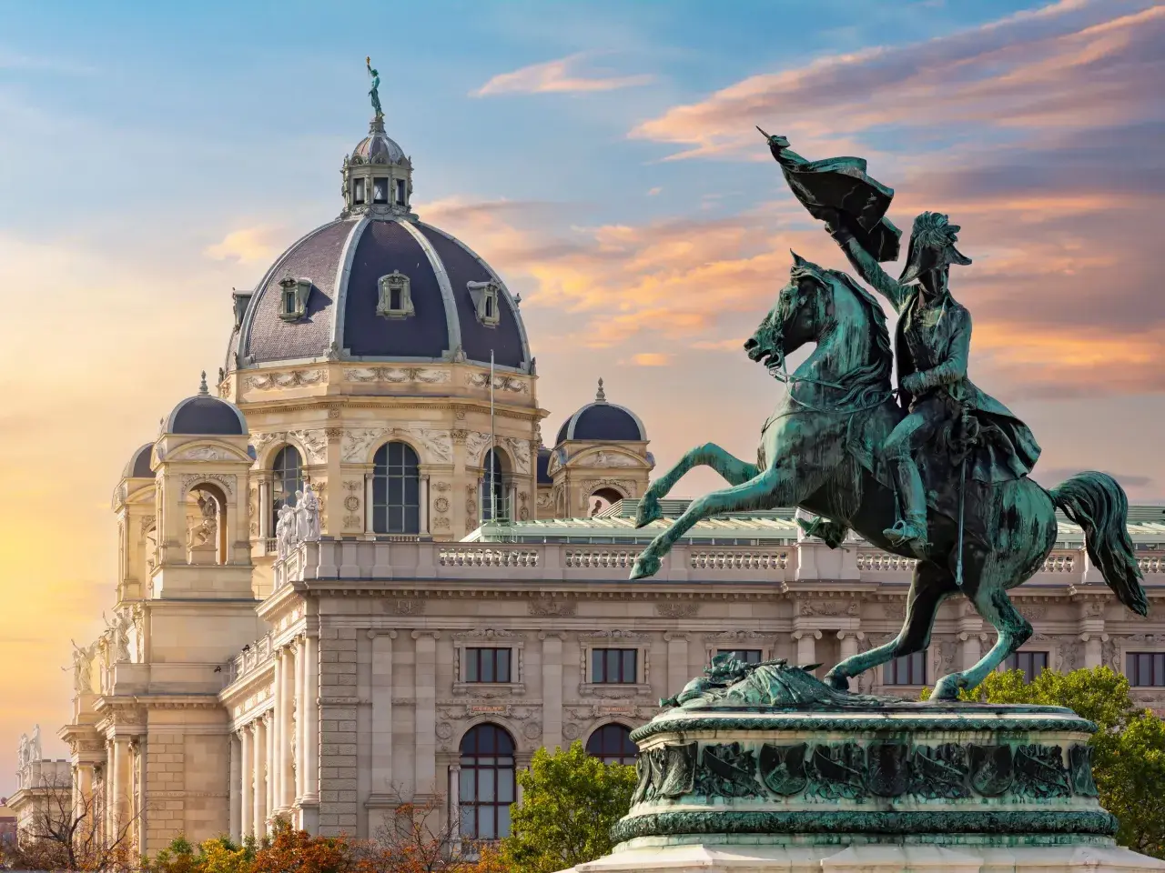 Pomnik konny na tle wiedeńskich dzielnic i Muzeum Historii Sztuki.