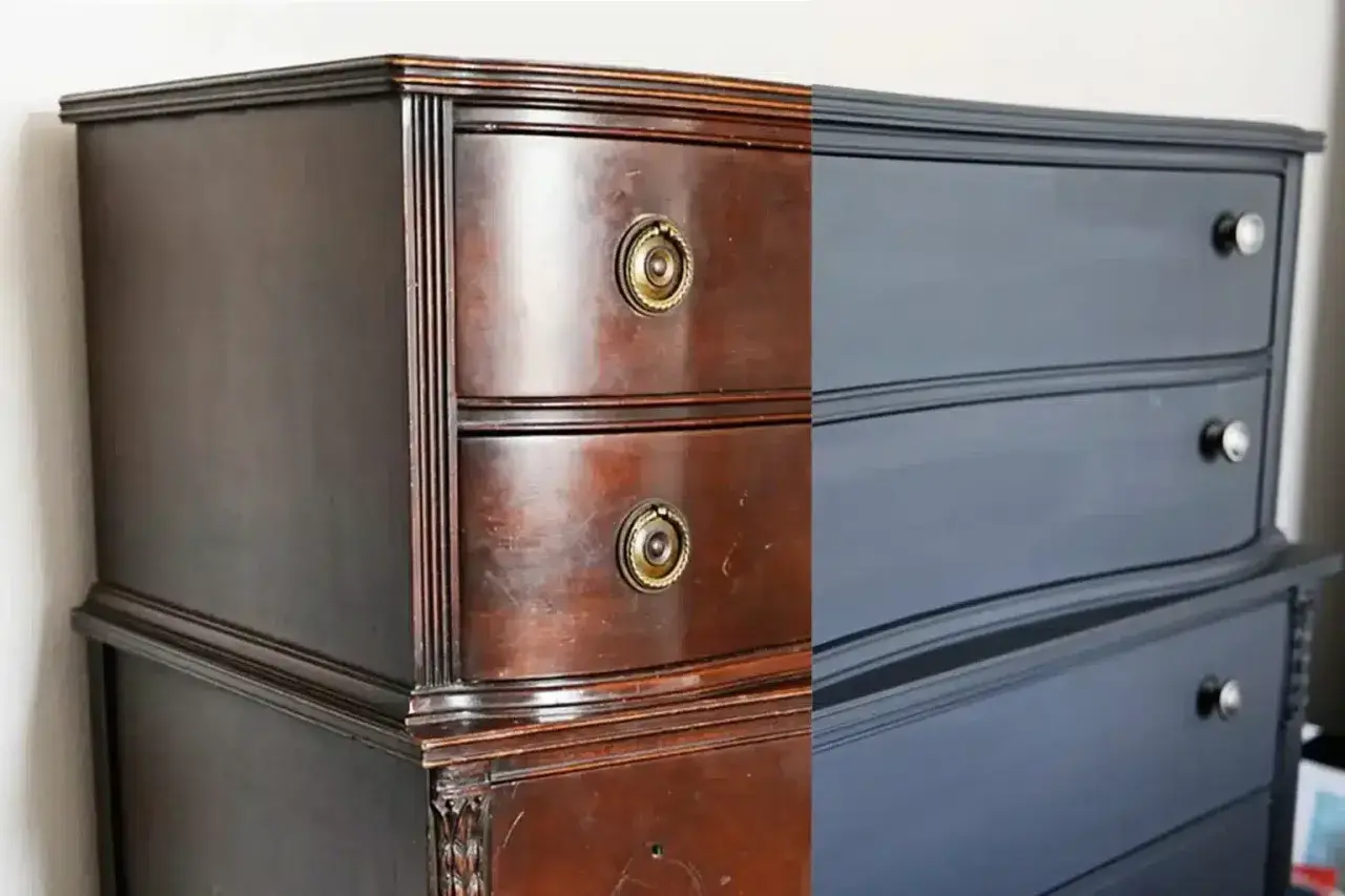 Före och efter-bild på en byrå. Den gamla mörka träytan har fått en modern renovering med mörkgrå färg och nya knoppar.