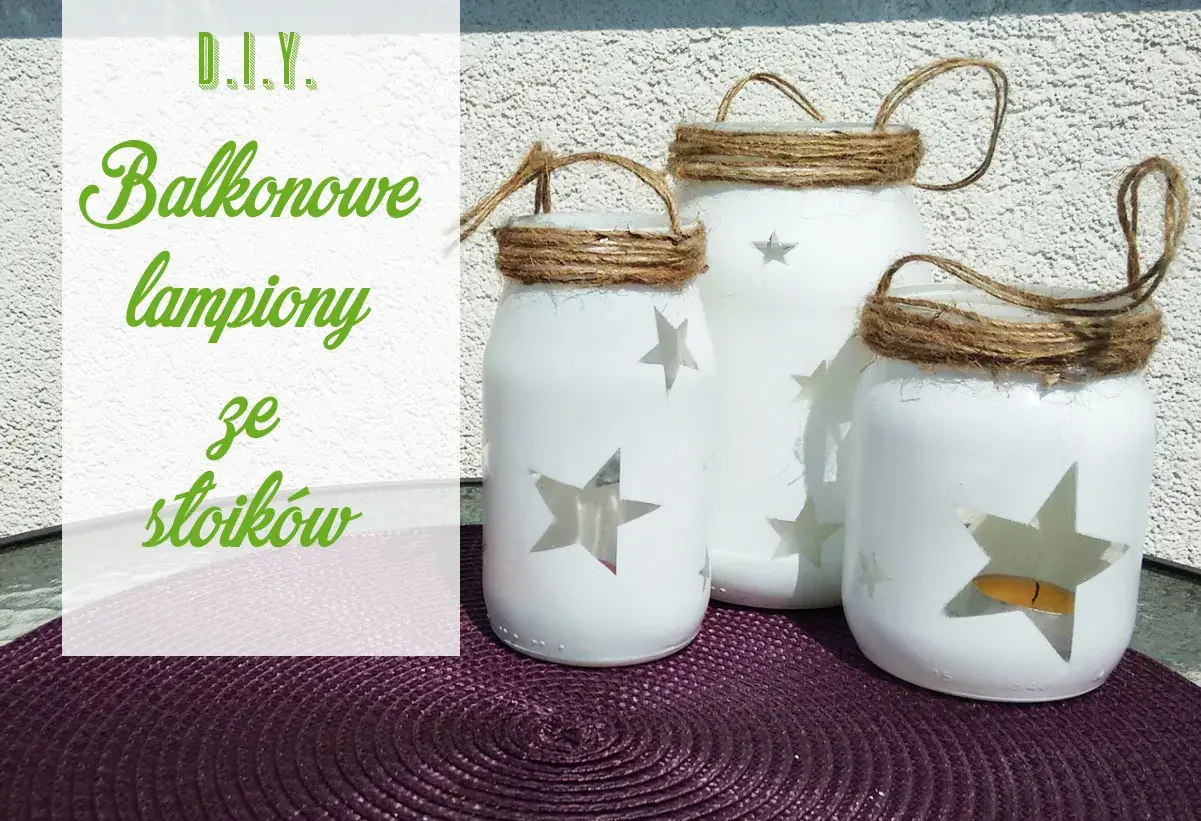 Jak zrobić lampion? Trzy białe słoiki ozdobione gwiazdkami i sznurkiem, idealne na balkonowe dekoracje.