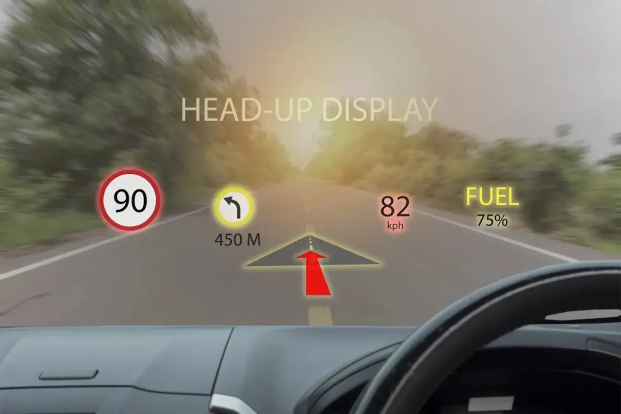 Head-up display cos'è: informazioni di guida proiettate sul parabrezza: limite 90, svolta a 450m, velocità 82 km/h, carburante 75%.