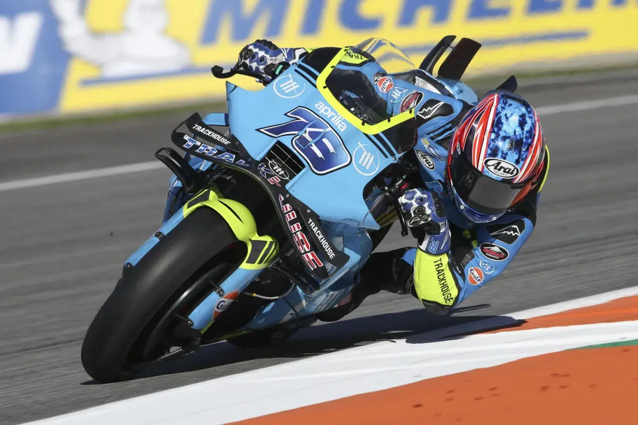 Pecco Bagnaia hoy, inclinado en su Aprilia azul y amarilla, demostrando su habilidad en la pista.